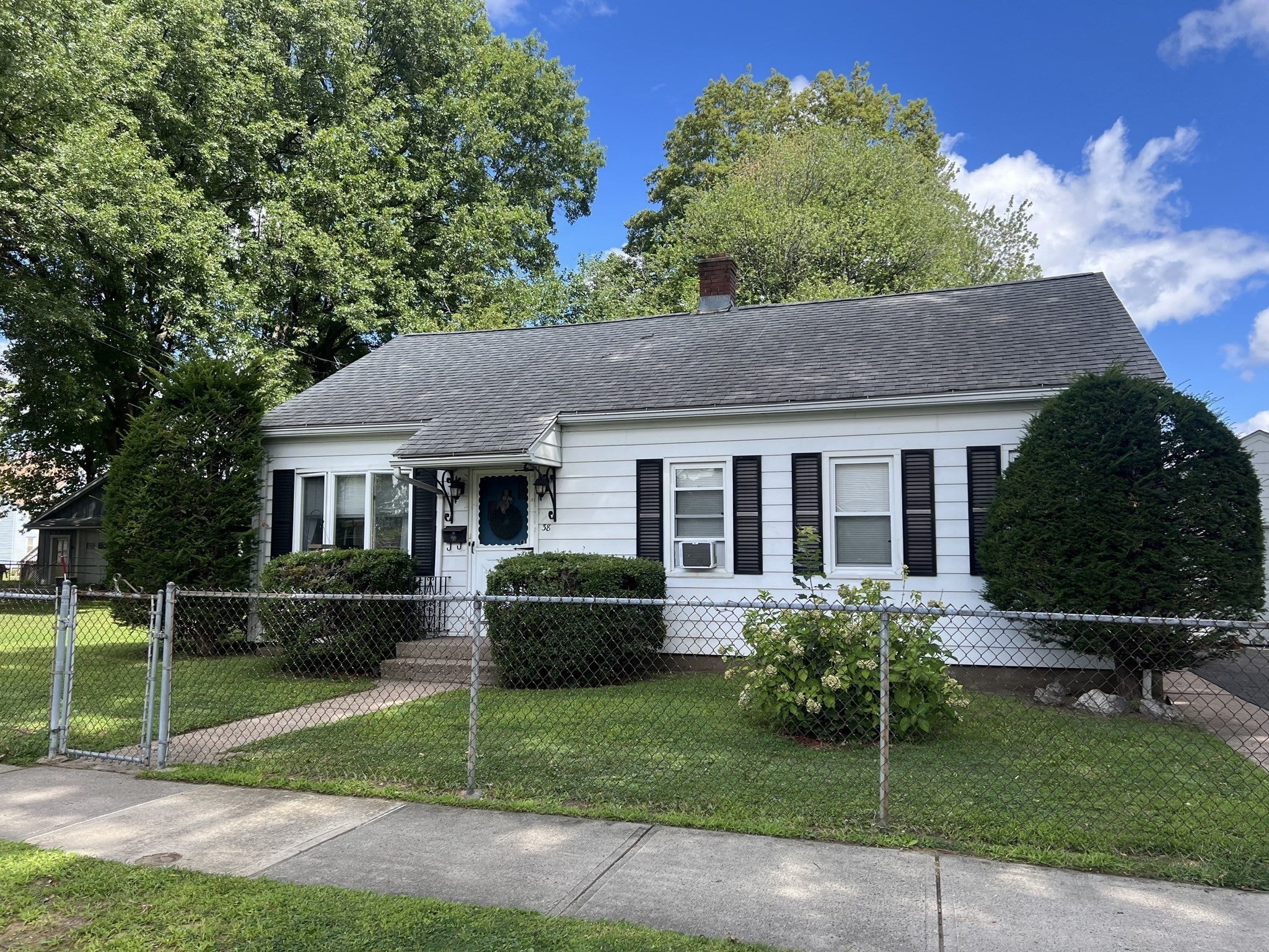 Photo of 38 Saint Anthony St, Chicopee, MA