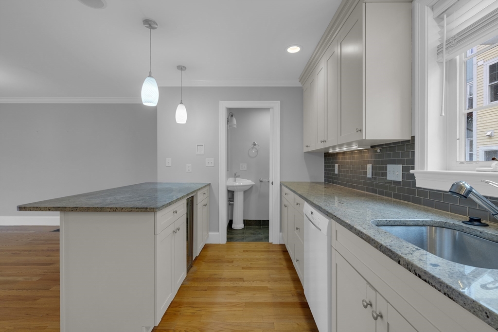 81 Dresser St 81