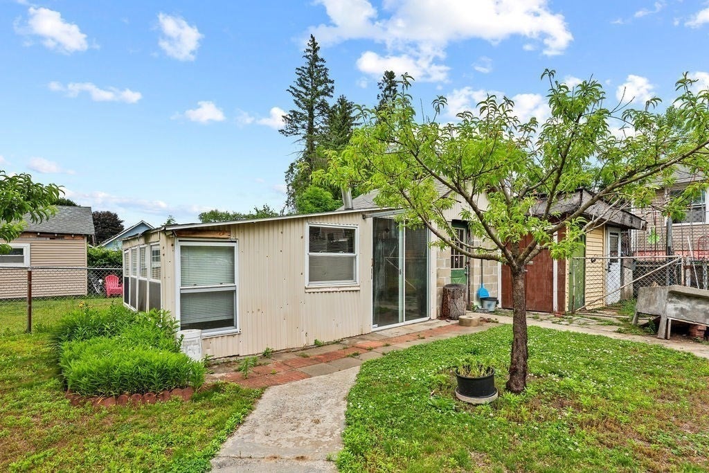 81 Healey St