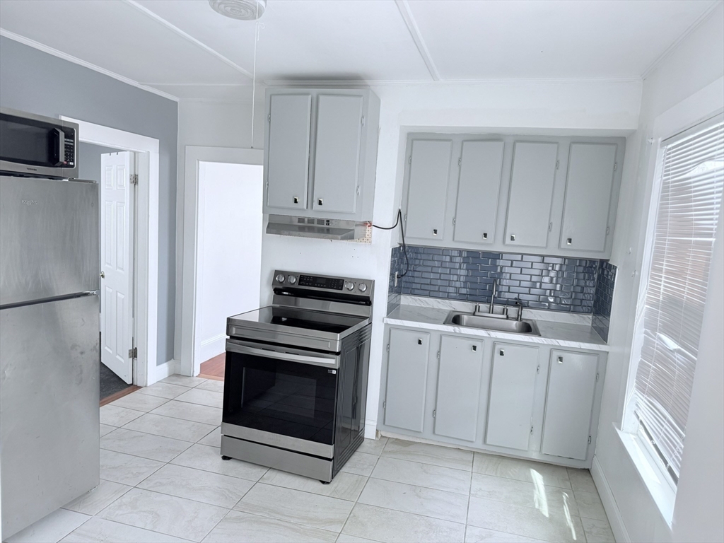 Click for 582 Eastern Ave #1, Lynn, MA slideshow