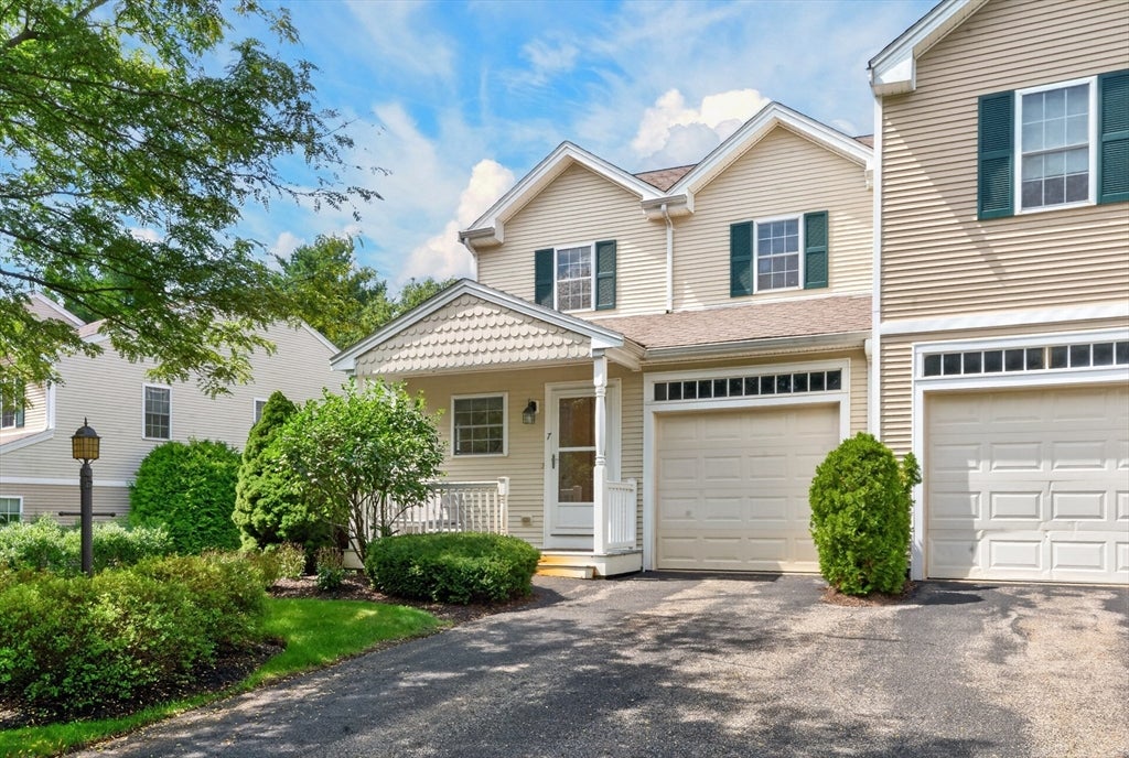 Photo of 7 Sycamore Dr, Middleboro, MA