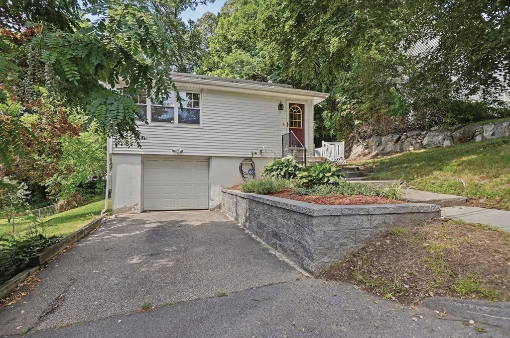 54 Manhattan Road, Worcester, MA Photo #2