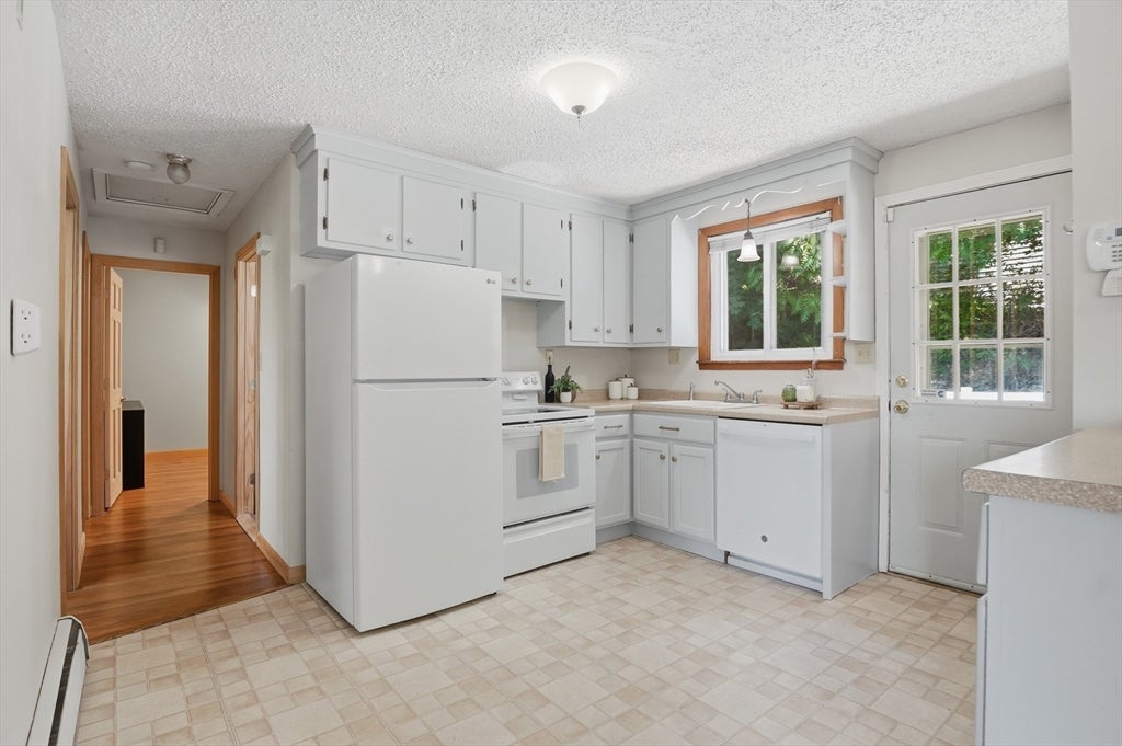 54 Manhattan Road, Worcester, MA Photo #9