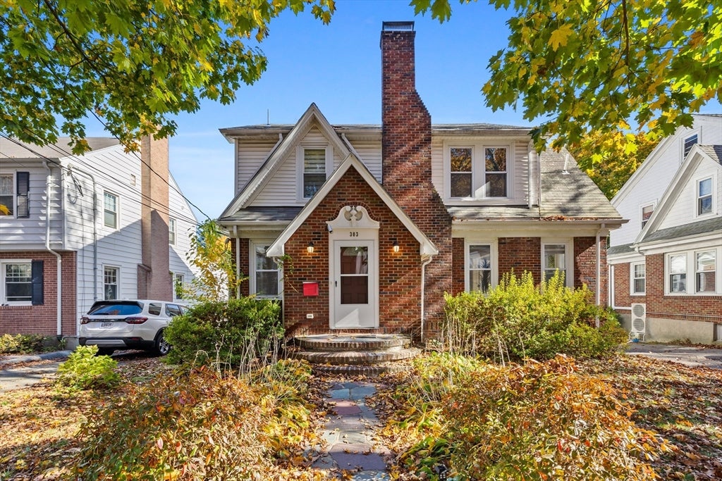 Photo of 303 Russett Rd, Brookline, MA