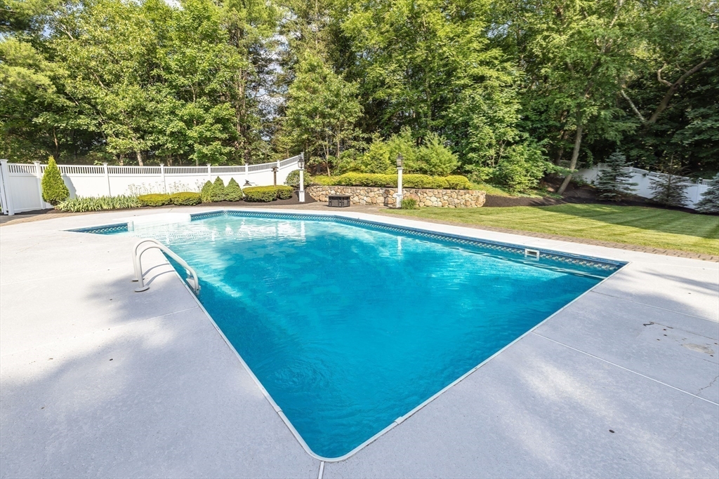 Natick, Massachusetts 01760, United States, 5 Bedrooms Bedrooms, ,3 BathroomsBathrooms,Residential,Pending,160146