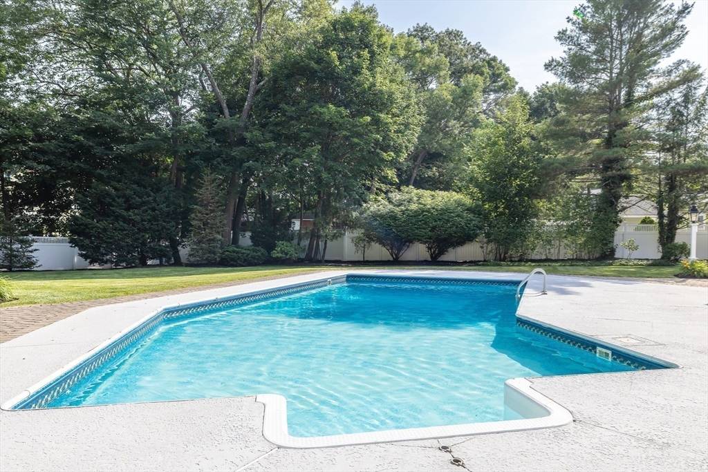 Natick, Massachusetts 01760, United States, 5 Bedrooms Bedrooms, ,3 BathroomsBathrooms,Residential,Pending,160146