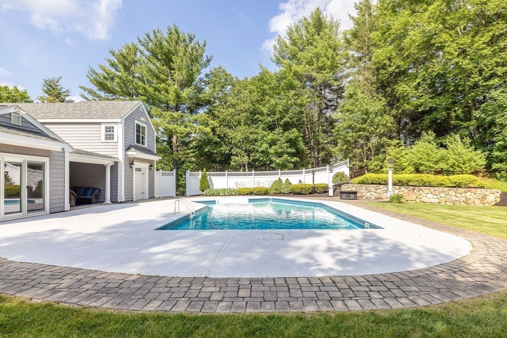 Natick, Massachusetts 01760, United States, 5 Bedrooms Bedrooms, ,3 BathroomsBathrooms,Residential,Pending,160146