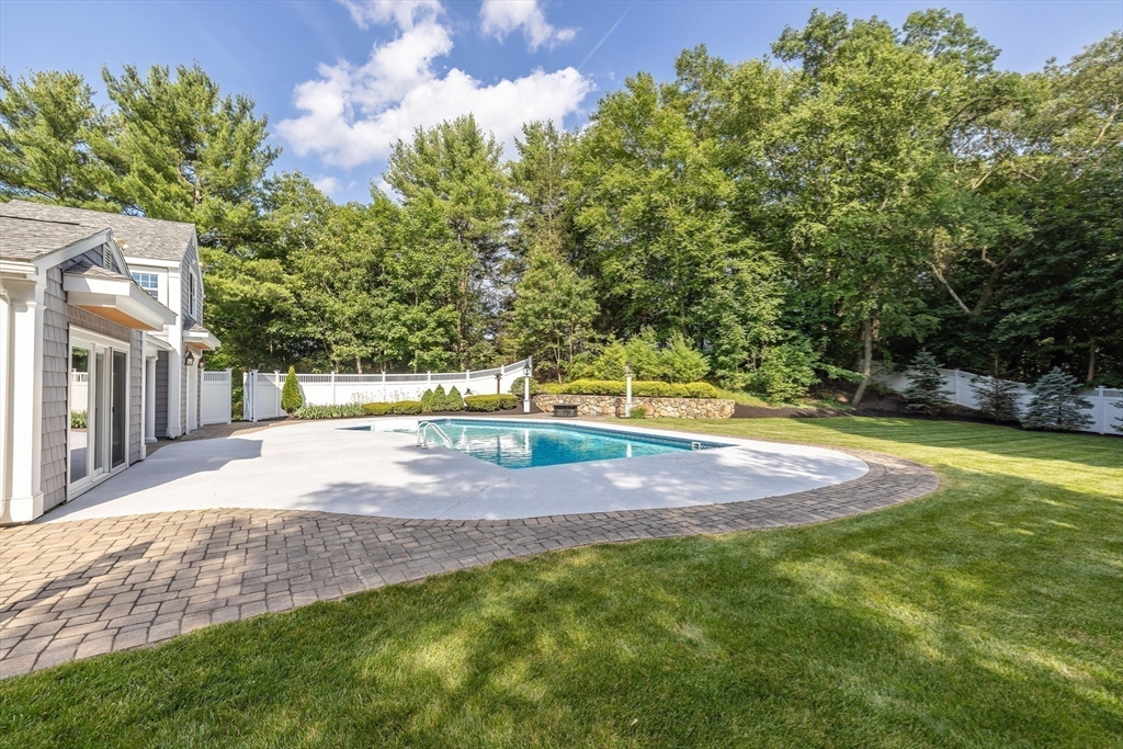 Natick, Massachusetts 01760, United States, 5 Bedrooms Bedrooms, ,3 BathroomsBathrooms,Residential,Pending,160146