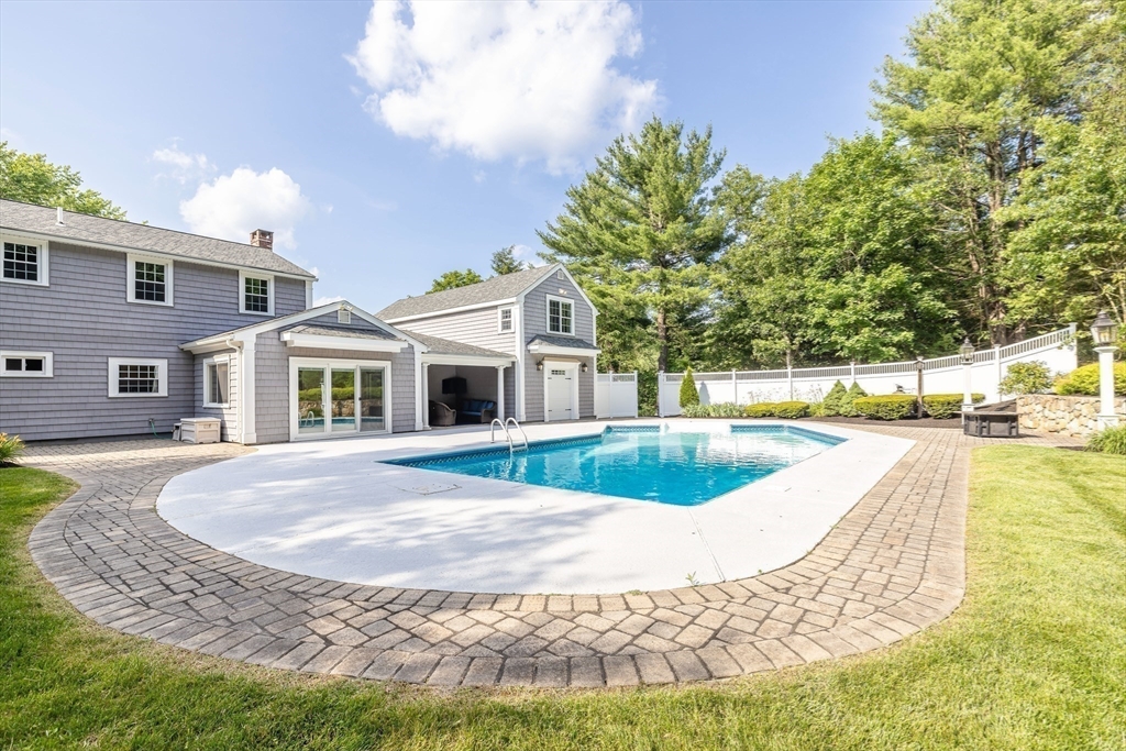 Natick, Massachusetts 01760, United States, 5 Bedrooms Bedrooms, ,3 BathroomsBathrooms,Residential,Pending,160146