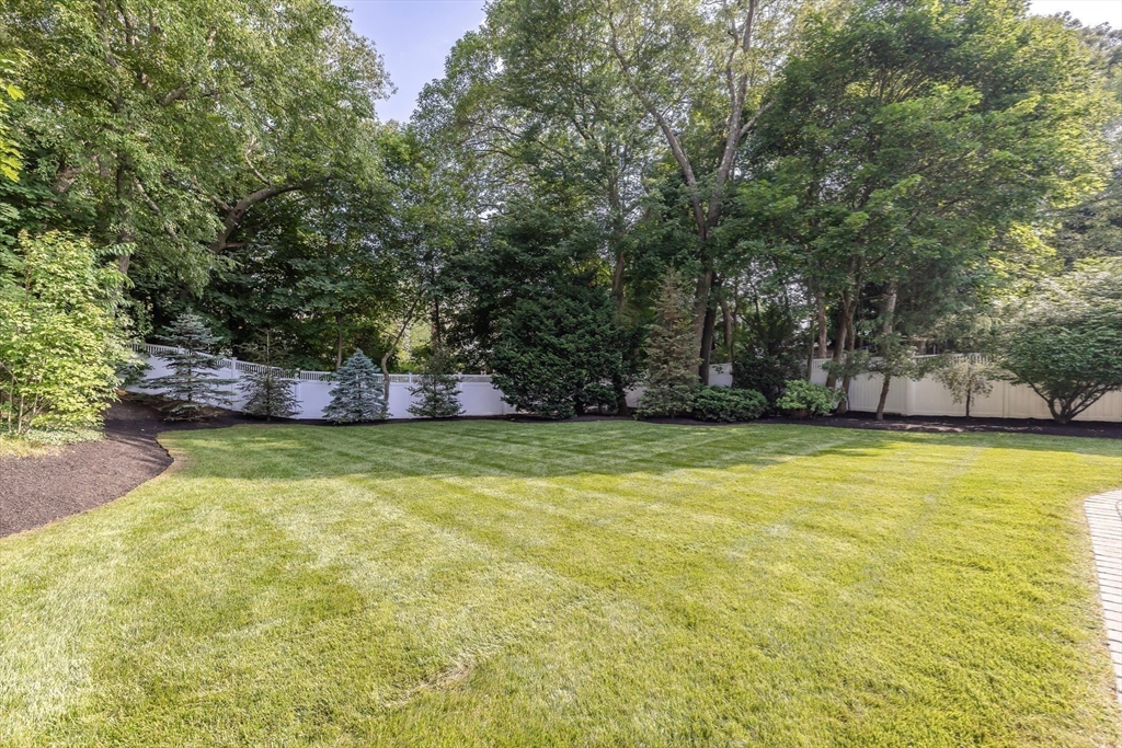 Natick, Massachusetts 01760, United States, 5 Bedrooms Bedrooms, ,3 BathroomsBathrooms,Residential,Pending,160146