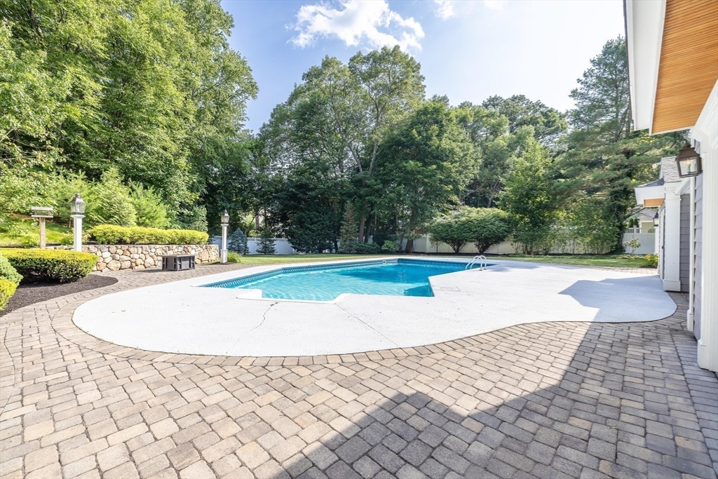 Natick, Massachusetts 01760, United States, 5 Bedrooms Bedrooms, ,3 BathroomsBathrooms,Residential,Pending,160146