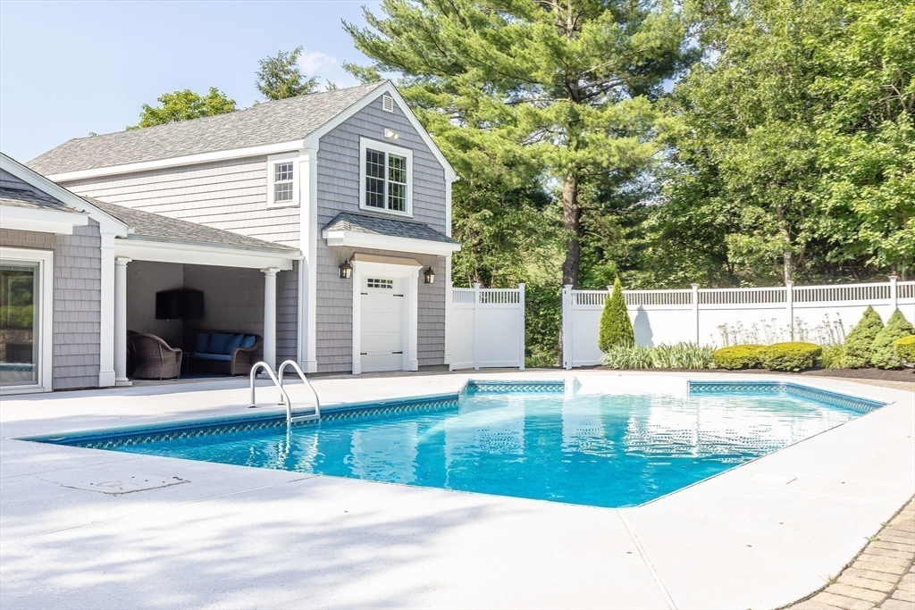 Natick, Massachusetts 01760, United States, 5 Bedrooms Bedrooms, ,3 BathroomsBathrooms,Residential,Pending,160146