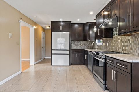 45 Fourth St Right Worcester MA 01602