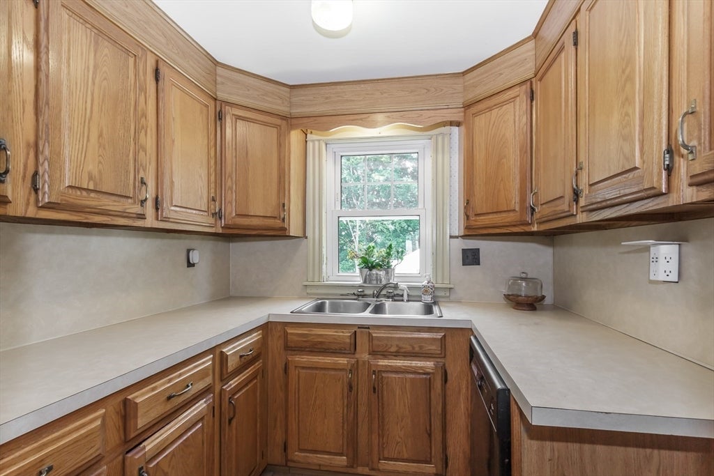 242 Beacon St, Lowell, MA, 242 Beacon St, Lowell, MA Photo #4