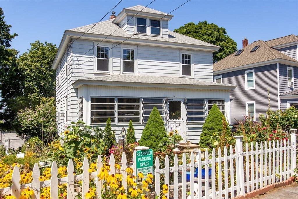 Photo of 242 Beacon St, Lowell, MA