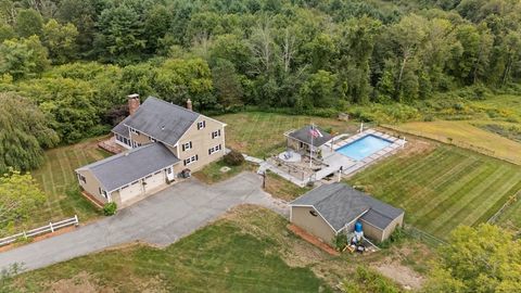 11 Lempicki Rd Dudley MA 01571