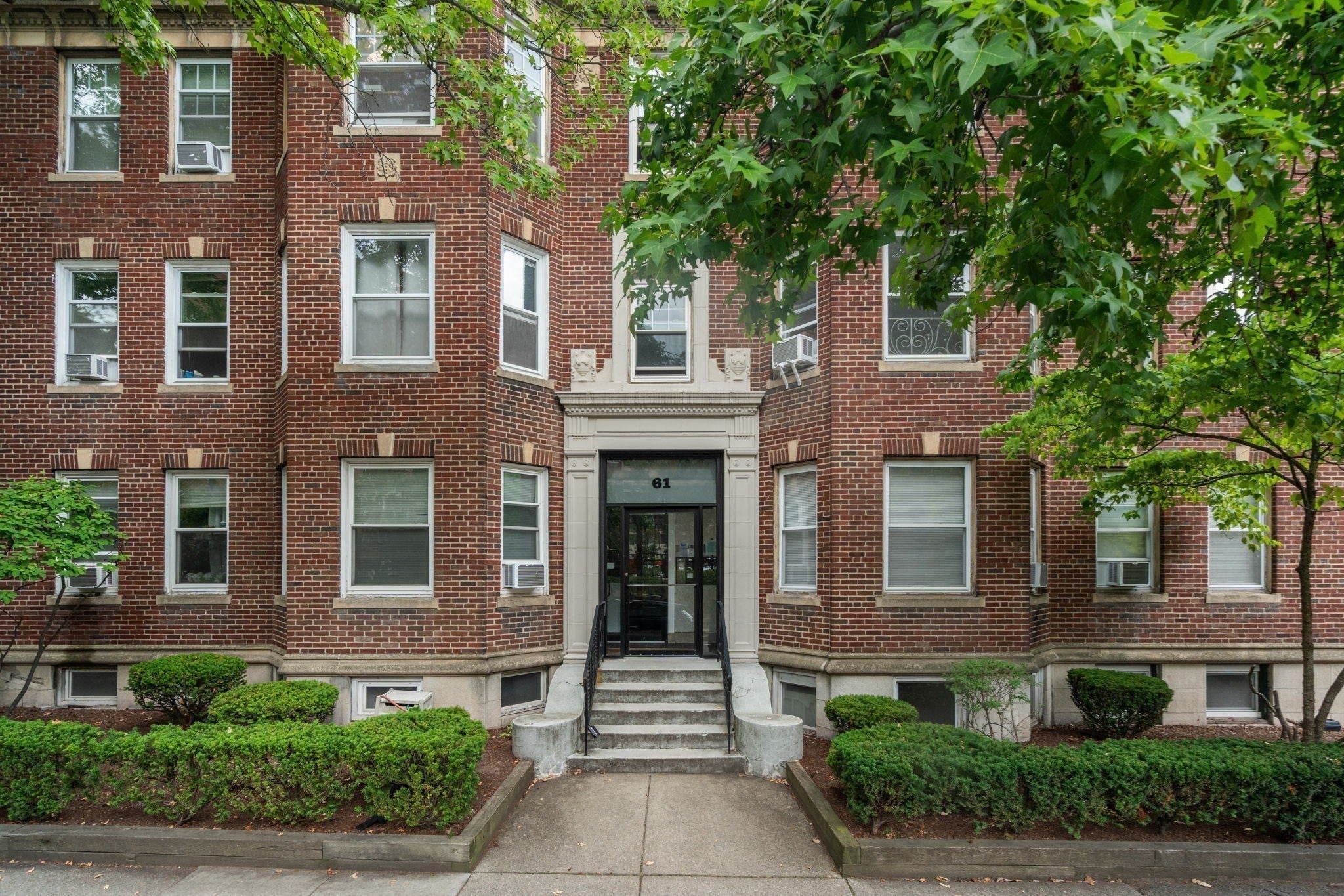 61 Thatcher St 5A