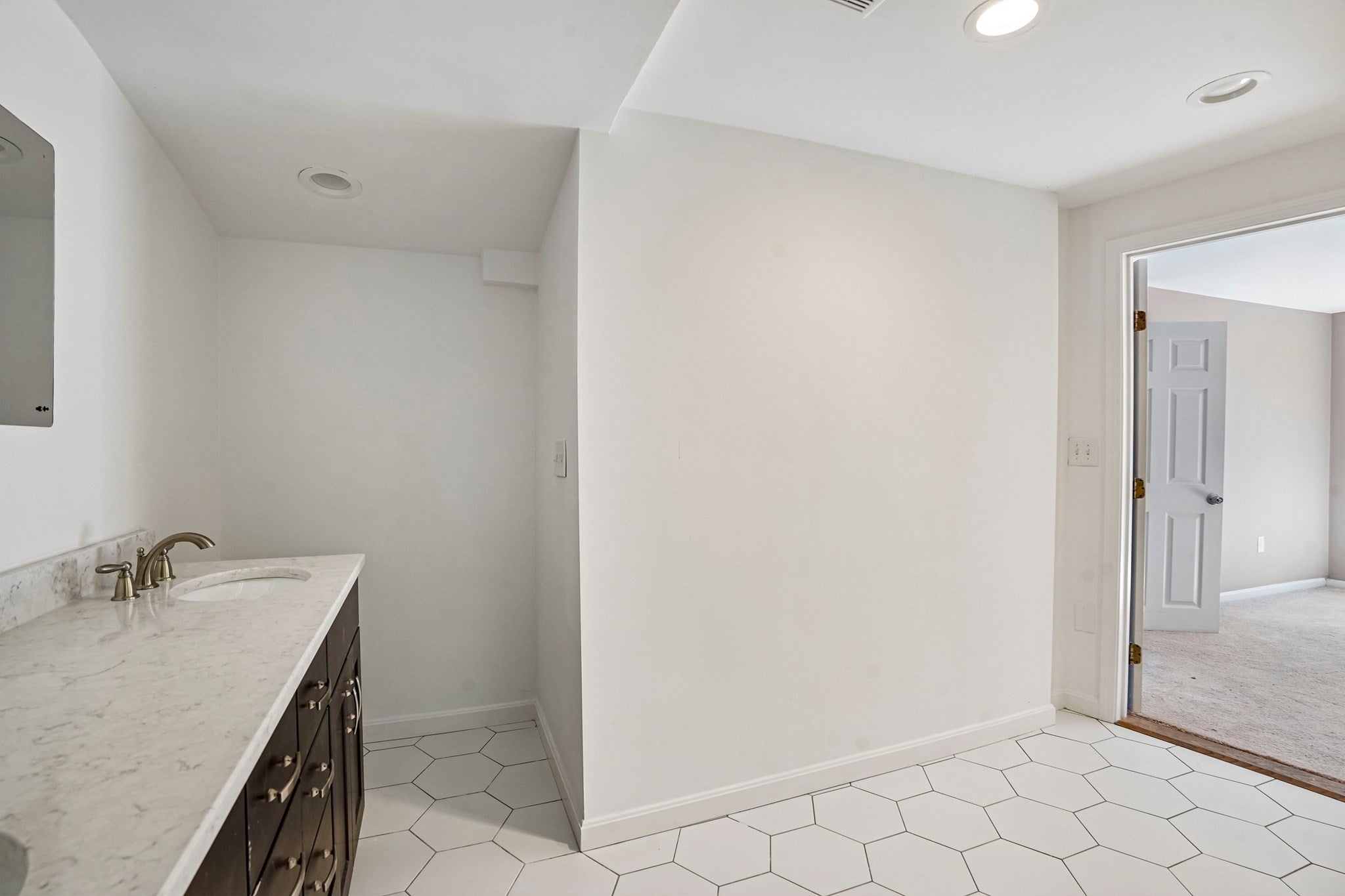 7 Nirvana Dr, Saugus, MA, 7 Nirvana Dr, Saugus, MA Photo #26