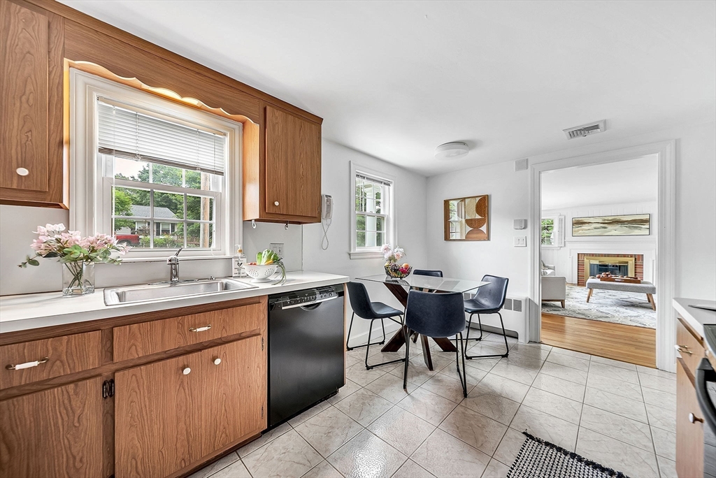 Needham, Massachusetts 02492, United States, 4 Bedrooms Bedrooms, ,2 BathroomsBathrooms,Residential,Contingent,151430