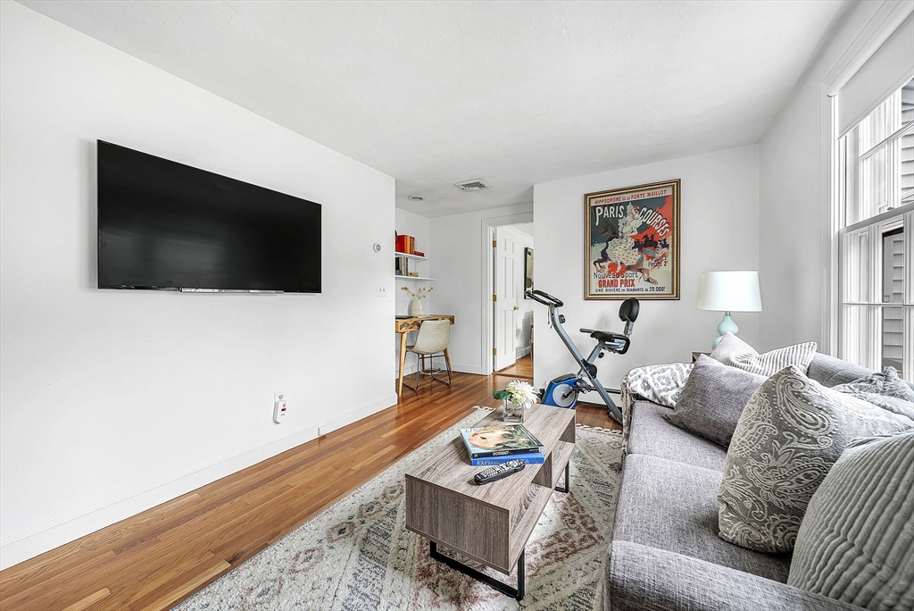 Needham, Massachusetts 02492, United States, 4 Bedrooms Bedrooms, ,2 BathroomsBathrooms,Residential,Contingent,151430