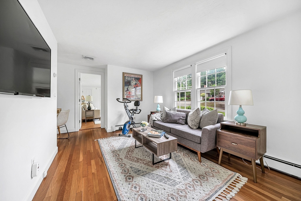 Needham, Massachusetts 02492, United States, 4 Bedrooms Bedrooms, ,2 BathroomsBathrooms,Residential,Contingent,151430