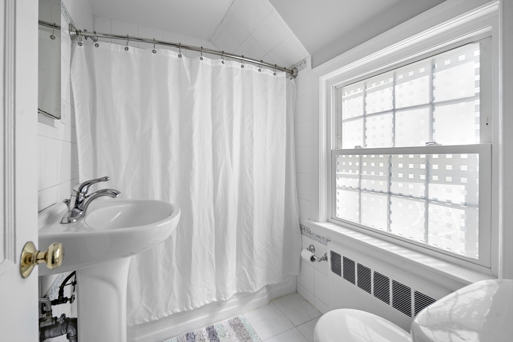 Needham, Massachusetts 02492, United States, 5 Bedrooms Bedrooms, ,4 BathroomsBathrooms,Residential,Active,124248