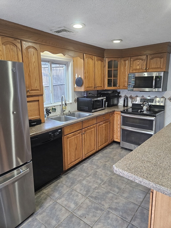 Lowell, Massachusetts 01850, United States, 3 Bedrooms Bedrooms, ,2 BathroomsBathrooms,Residential,Active,229529