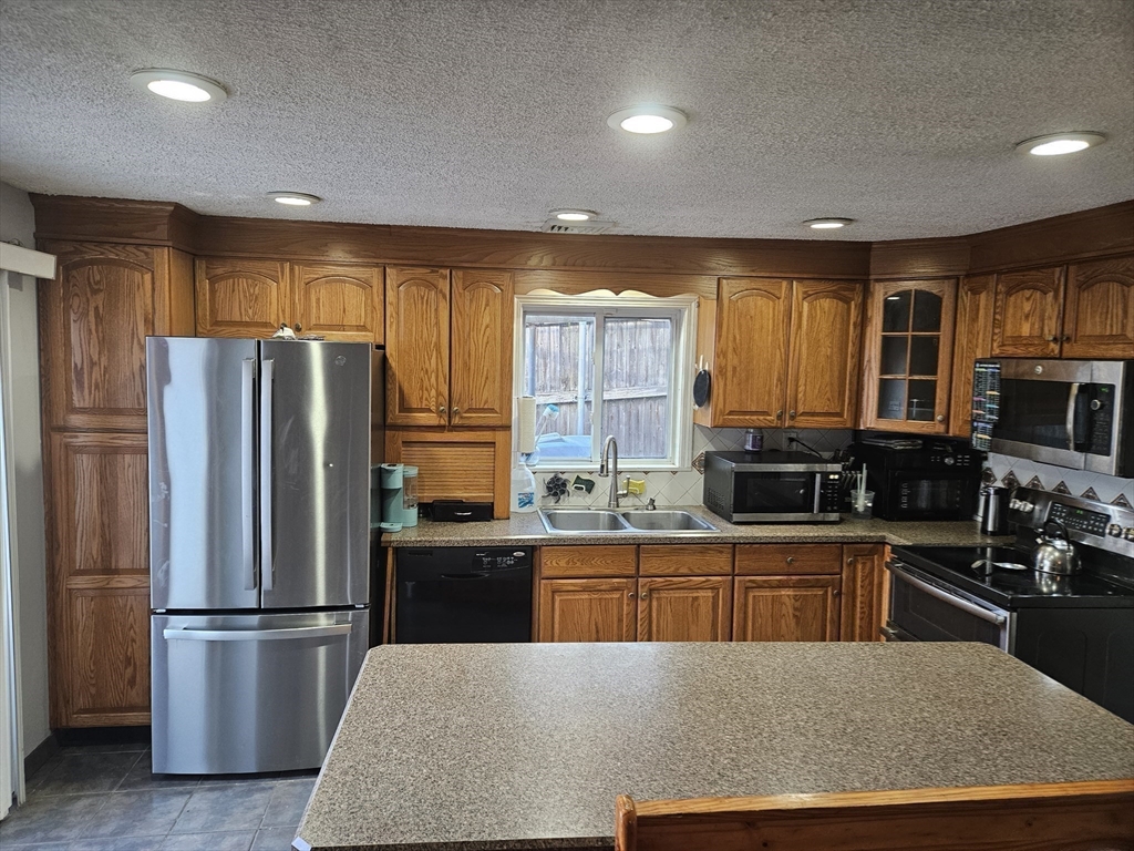 Lowell, Massachusetts 01850, United States, 3 Bedrooms Bedrooms, ,2 BathroomsBathrooms,Residential,Active,229529