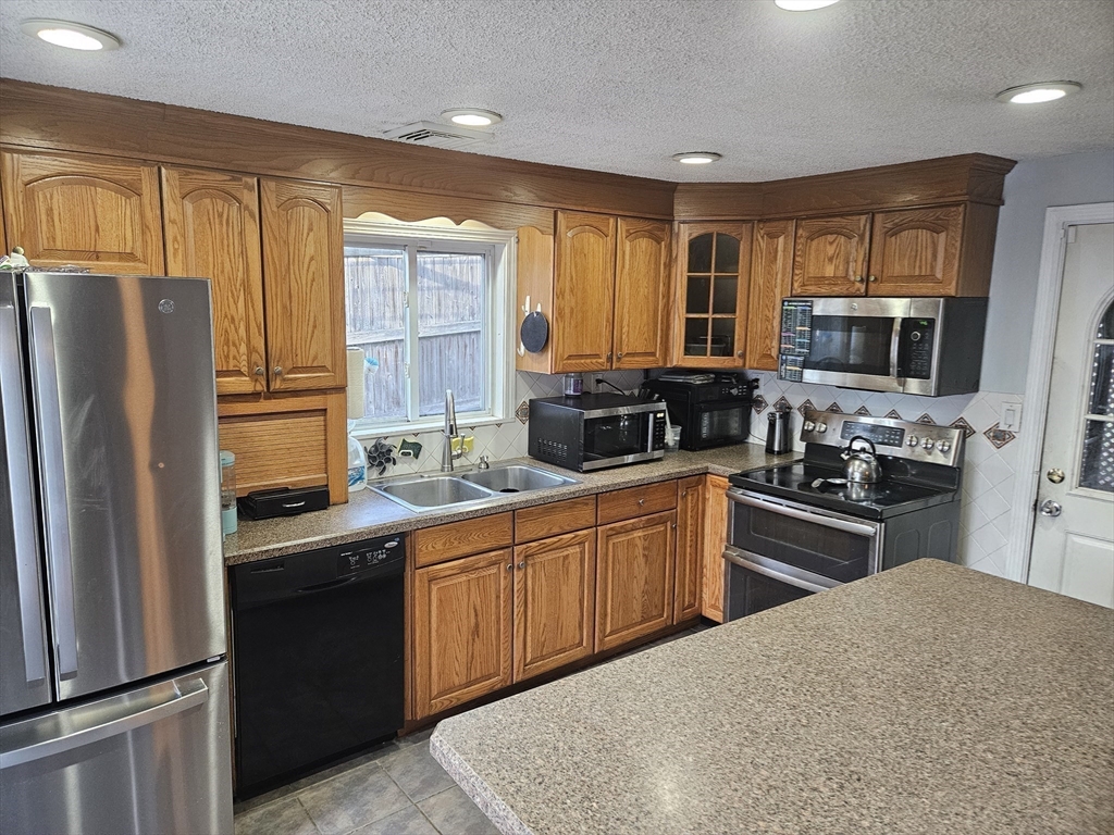 Lowell, Massachusetts 01850, United States, 3 Bedrooms Bedrooms, ,2 BathroomsBathrooms,Residential,Active,229529