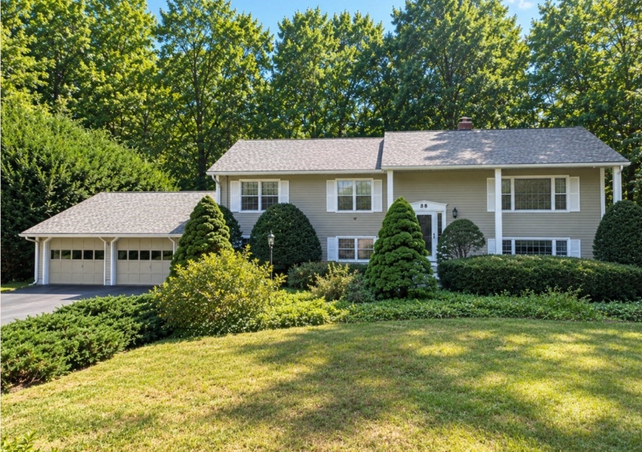 Photo of 38 Fort Sumter Dr, Holden, MA