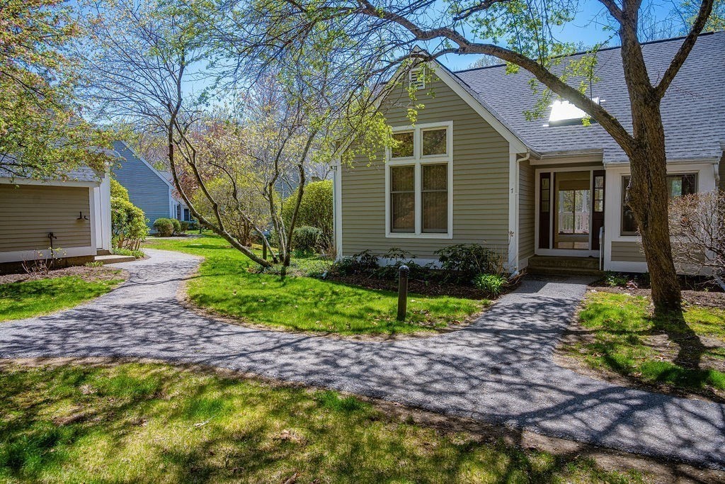 7 Brewster Ln 7