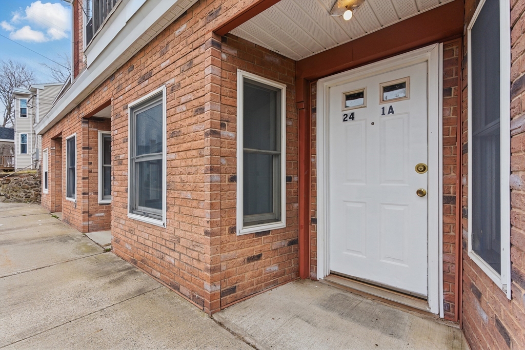 Warren, Massachusetts 01083, United States, 1 Bedroom Bedrooms, ,1 BathroomBathrooms,Residential,Contingent,98309