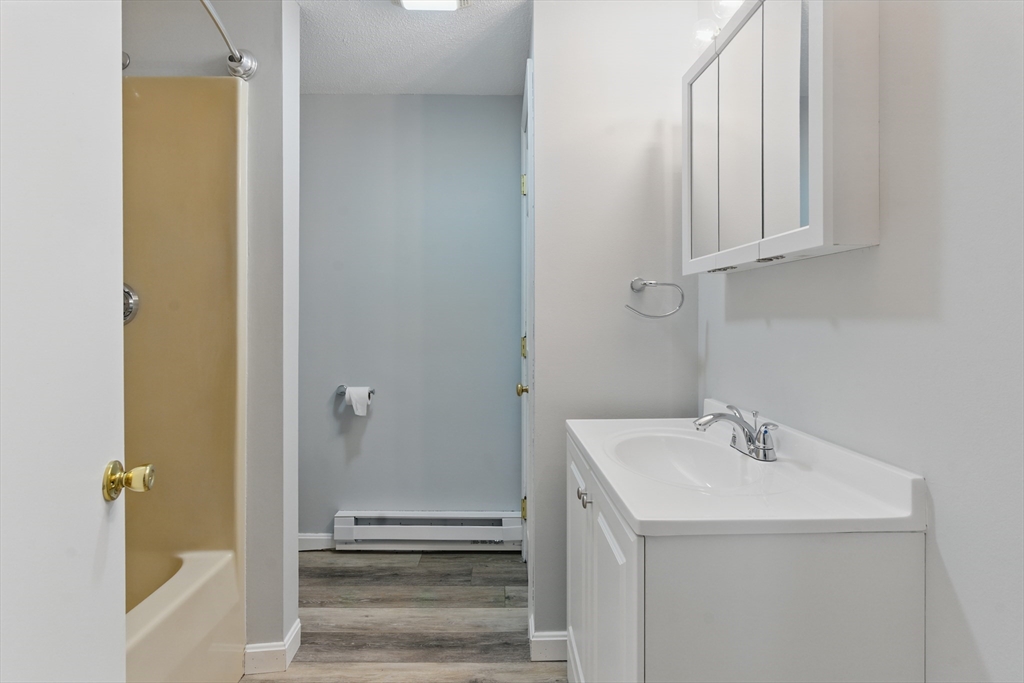 Warren, Massachusetts 01083, United States, 1 Bedroom Bedrooms, ,1 BathroomBathrooms,Residential,Contingent,98309