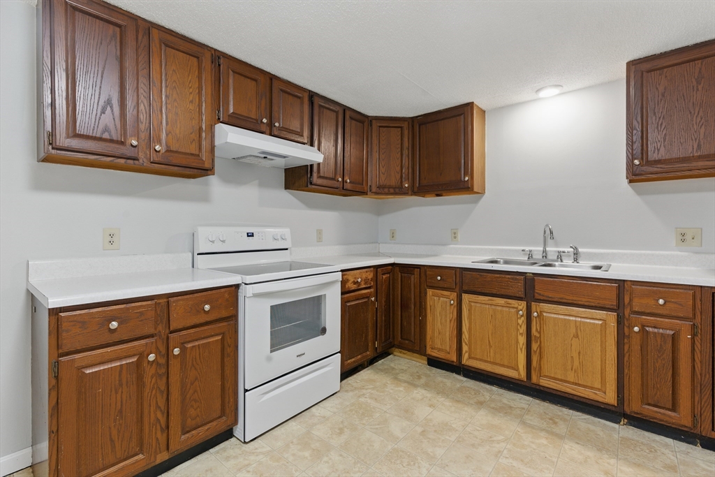 Warren, Massachusetts 01083, United States, 1 Bedroom Bedrooms, ,1 BathroomBathrooms,Residential,Contingent,98309