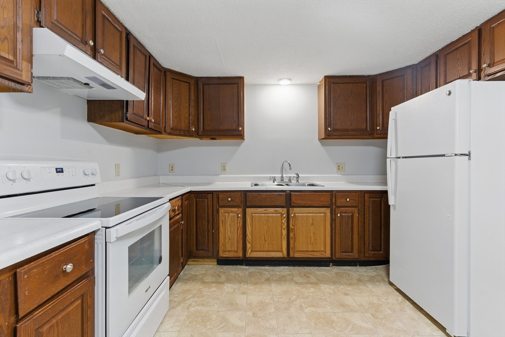 Warren, Massachusetts 01083, United States, 1 Bedroom Bedrooms, ,1 BathroomBathrooms,Residential,Contingent,98309