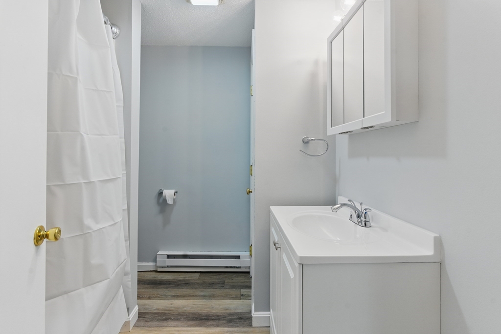 Warren, Massachusetts 01083, United States, 1 Bedroom Bedrooms, ,1 BathroomBathrooms,Residential,Contingent,98309