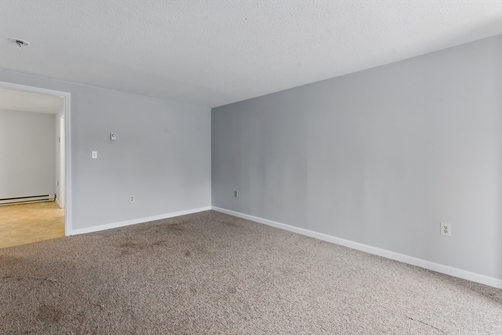 Warren, Massachusetts 01083, United States, 1 Bedroom Bedrooms, ,1 BathroomBathrooms,Residential,Contingent,98309