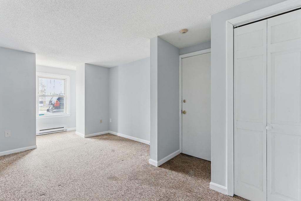 Warren, Massachusetts 01083, United States, 1 Bedroom Bedrooms, ,1 BathroomBathrooms,Residential,Contingent,98309