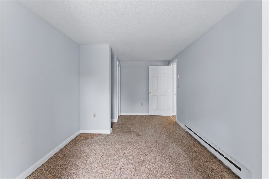 Warren, Massachusetts 01083, United States, 1 Bedroom Bedrooms, ,1 BathroomBathrooms,Residential,Contingent,98309