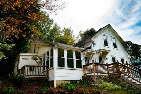 102 S Main St Ashburnham MA 01430