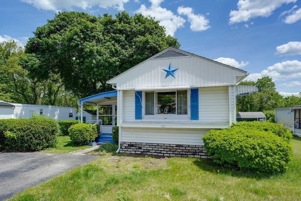 Attleboro, Massachusetts 02703, United States, 2 Bedrooms Bedrooms, ,1 BathroomBathrooms,Residential,Pending,138684