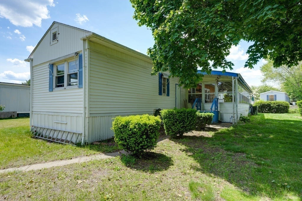 Attleboro, Massachusetts 02703, United States, 2 Bedrooms Bedrooms, ,1 BathroomBathrooms,Residential,Pending,138684