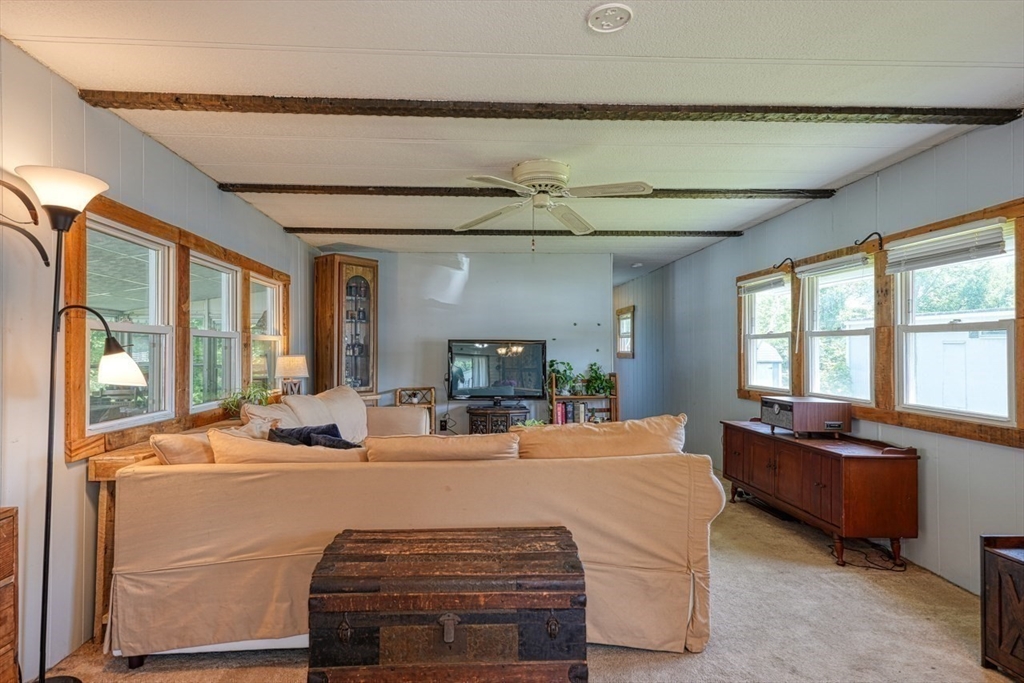 Attleboro, Massachusetts 02703, United States, 2 Bedrooms Bedrooms, ,1 BathroomBathrooms,Residential,Pending,138684