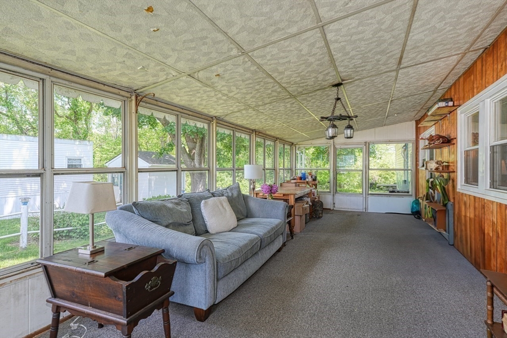 Attleboro, Massachusetts 02703, United States, 2 Bedrooms Bedrooms, ,1 BathroomBathrooms,Residential,Pending,138684