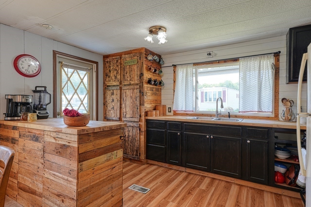 Attleboro, Massachusetts 02703, United States, 2 Bedrooms Bedrooms, ,1 BathroomBathrooms,Residential,Pending,138684