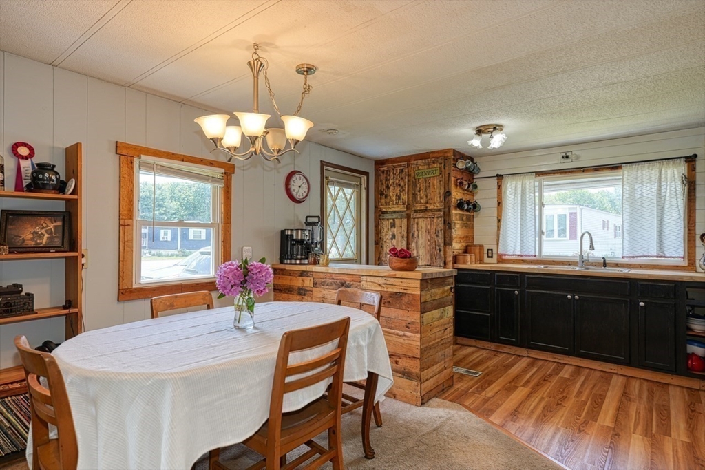 Attleboro, Massachusetts 02703, United States, 2 Bedrooms Bedrooms, ,1 BathroomBathrooms,Residential,Pending,138684