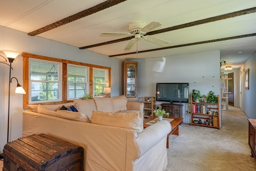 Attleboro, Massachusetts 02703, United States, 2 Bedrooms Bedrooms, ,1 BathroomBathrooms,Residential,Pending,138684