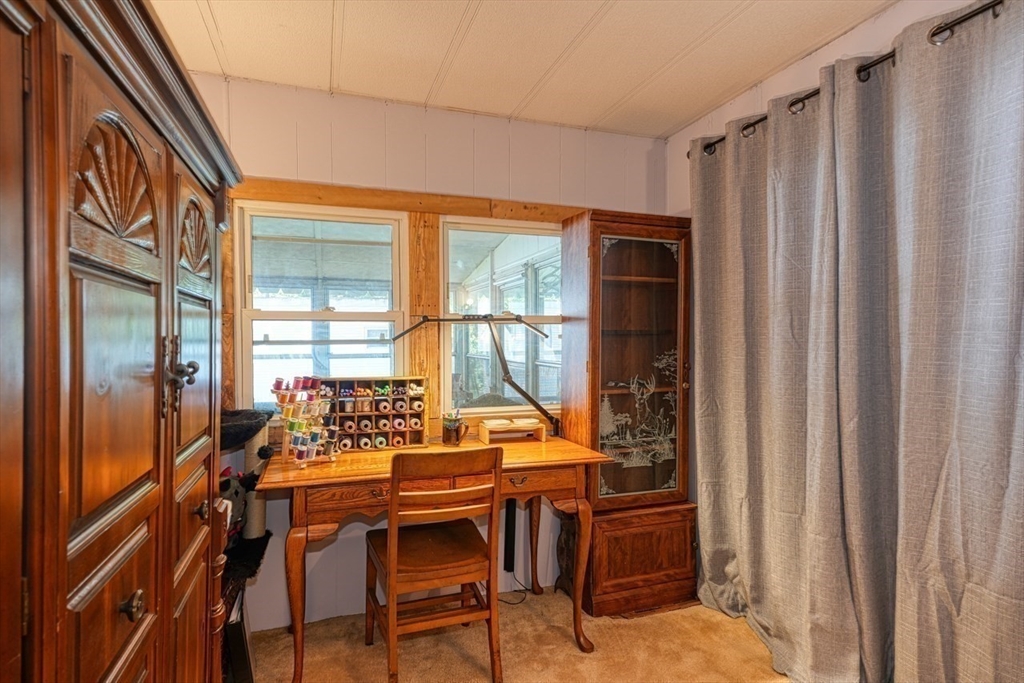 Attleboro, Massachusetts 02703, United States, 2 Bedrooms Bedrooms, ,1 BathroomBathrooms,Residential,Pending,138684