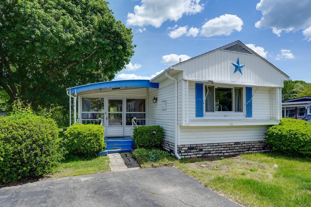 Attleboro, Massachusetts 02703, United States, 2 Bedrooms Bedrooms, ,1 BathroomBathrooms,Residential,Pending,138684