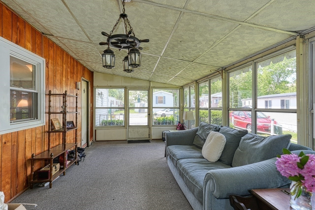 Attleboro, Massachusetts 02703, United States, 2 Bedrooms Bedrooms, ,1 BathroomBathrooms,Residential,Pending,138684